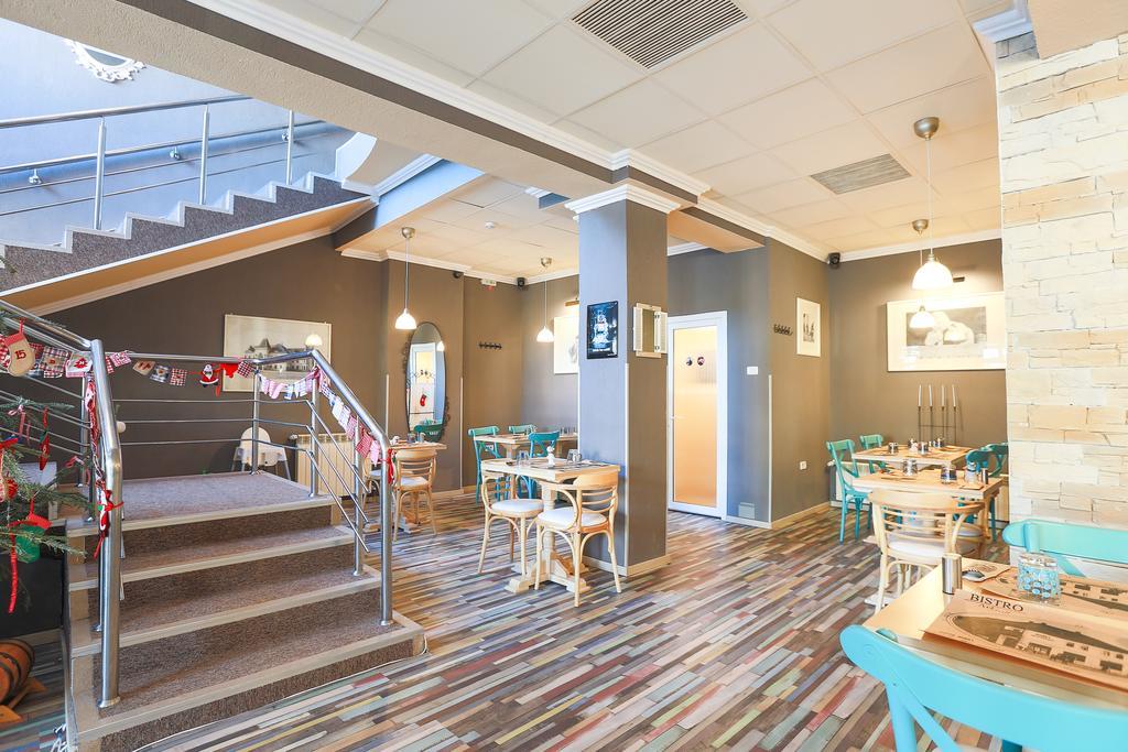 Artmotel & Bistro Haţeg Exteriör bild