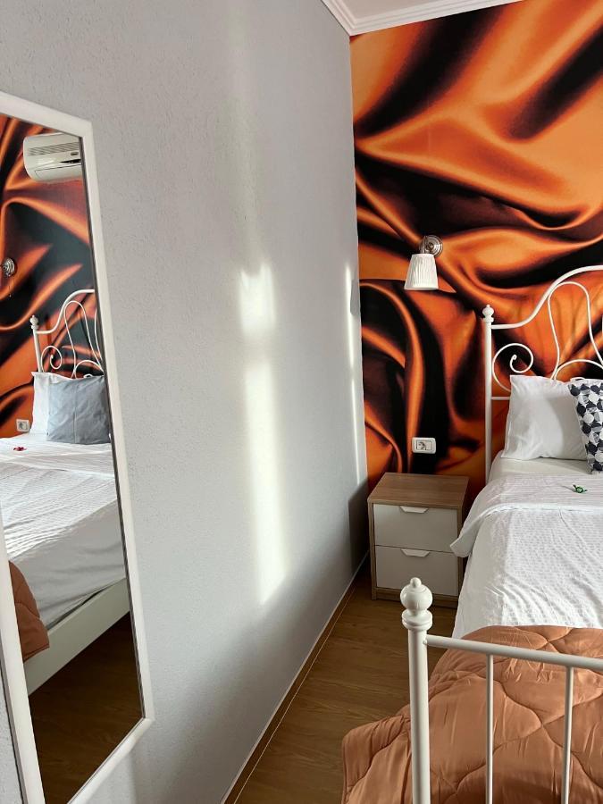 Artmotel & Bistro Haţeg Exteriör bild