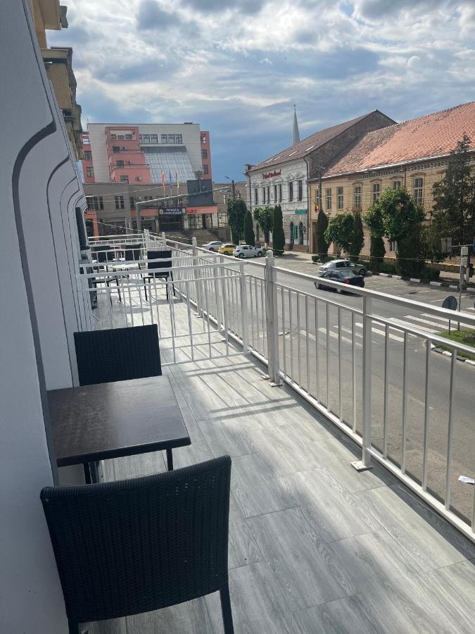 Artmotel & Bistro Haţeg Exteriör bild