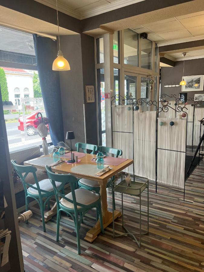 Artmotel & Bistro Haţeg Exteriör bild