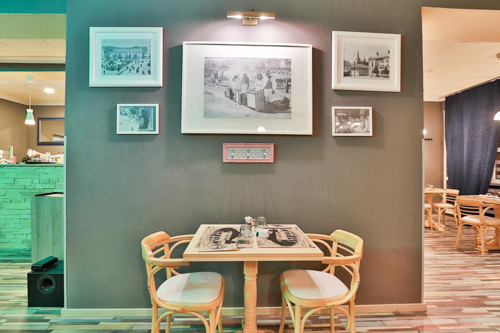 Artmotel & Bistro Haţeg Exteriör bild