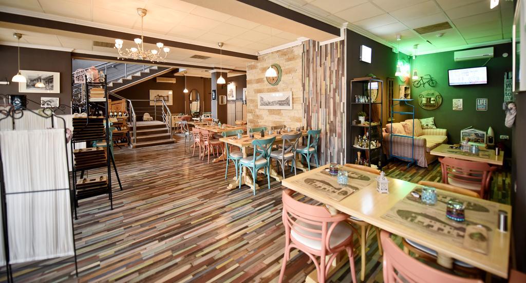 Artmotel & Bistro Haţeg Exteriör bild