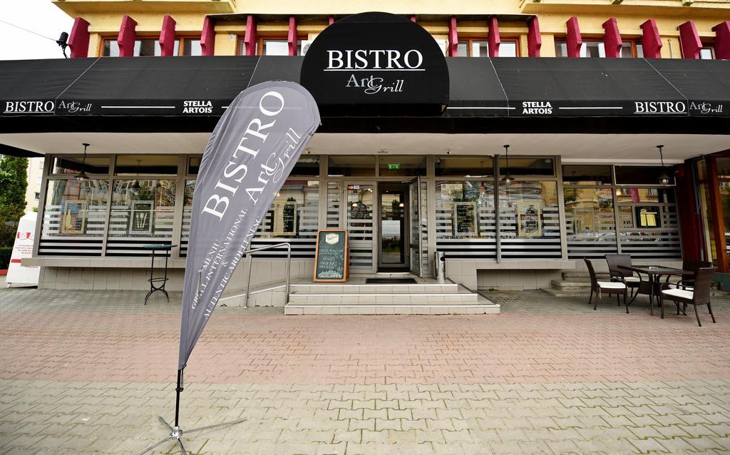 Artmotel & Bistro Haţeg Exteriör bild